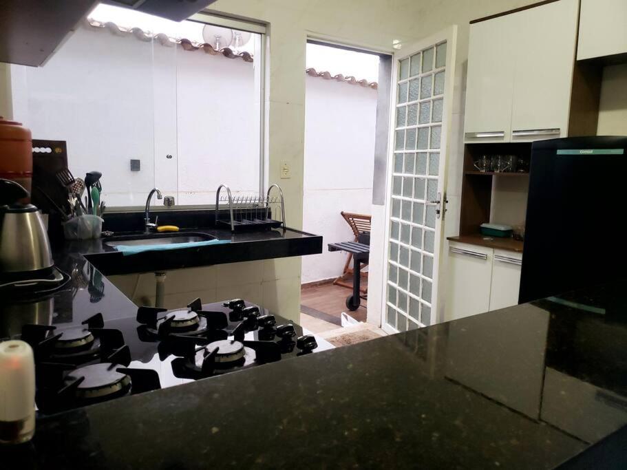 Il comprend une cuisine équipée d'un four et de plaques de cuisson. dans l'établissement Casa com Spa., à Lagoa Santa