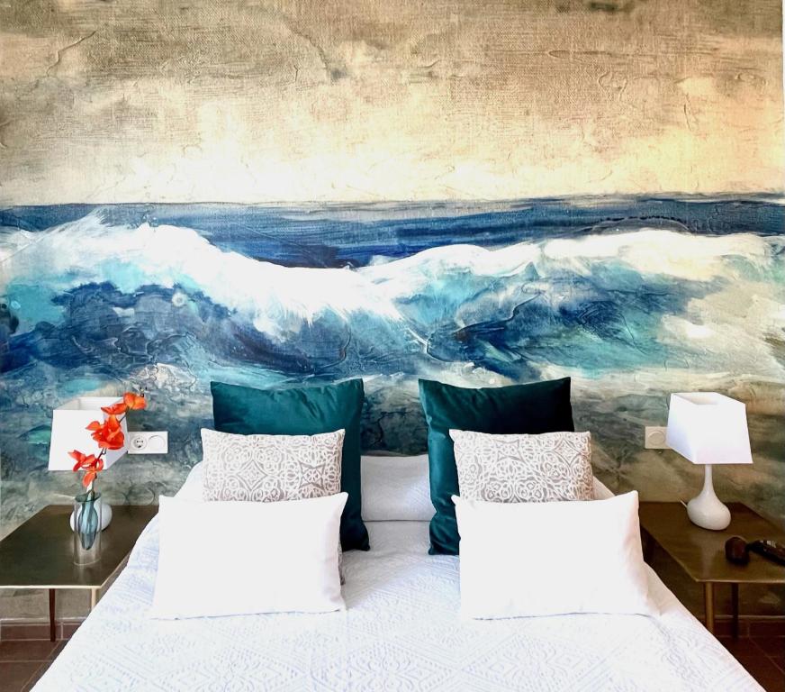 1 dormitorio con una pintura en la pared en Hestía Vera Salinas Tu hogar para desconectar, en Playas de Vera