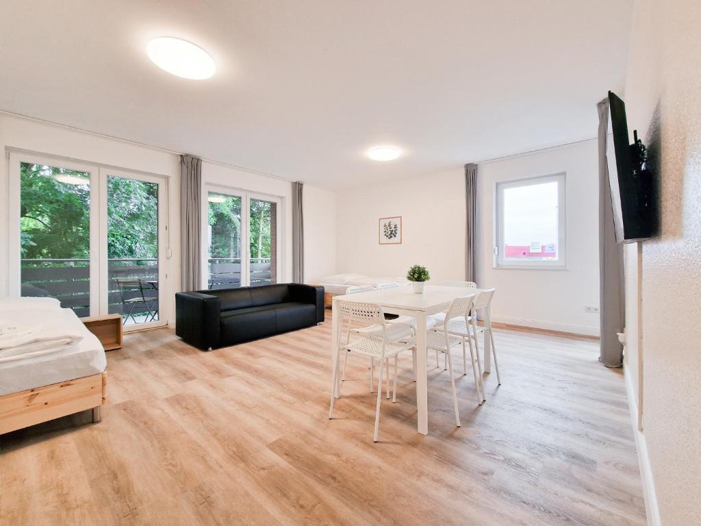 uma sala de estar com uma mesa e um sofá em RAJ Living - 4 Room Apartments - 30 Min Messe DUS em Neuss