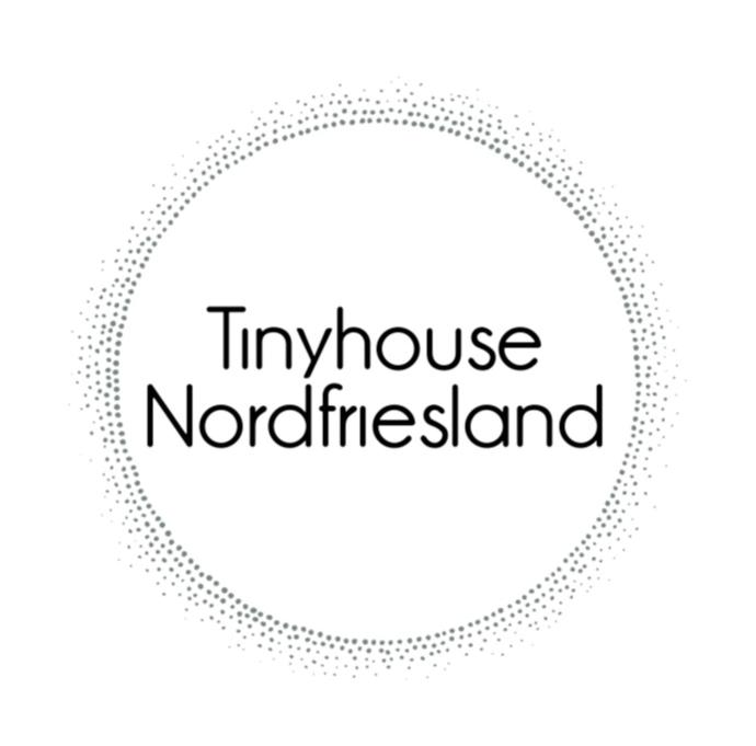un círculo con las palabras innovar Norwegianeland en el medio en Tinyhouse_Nordfriesland en Bargum