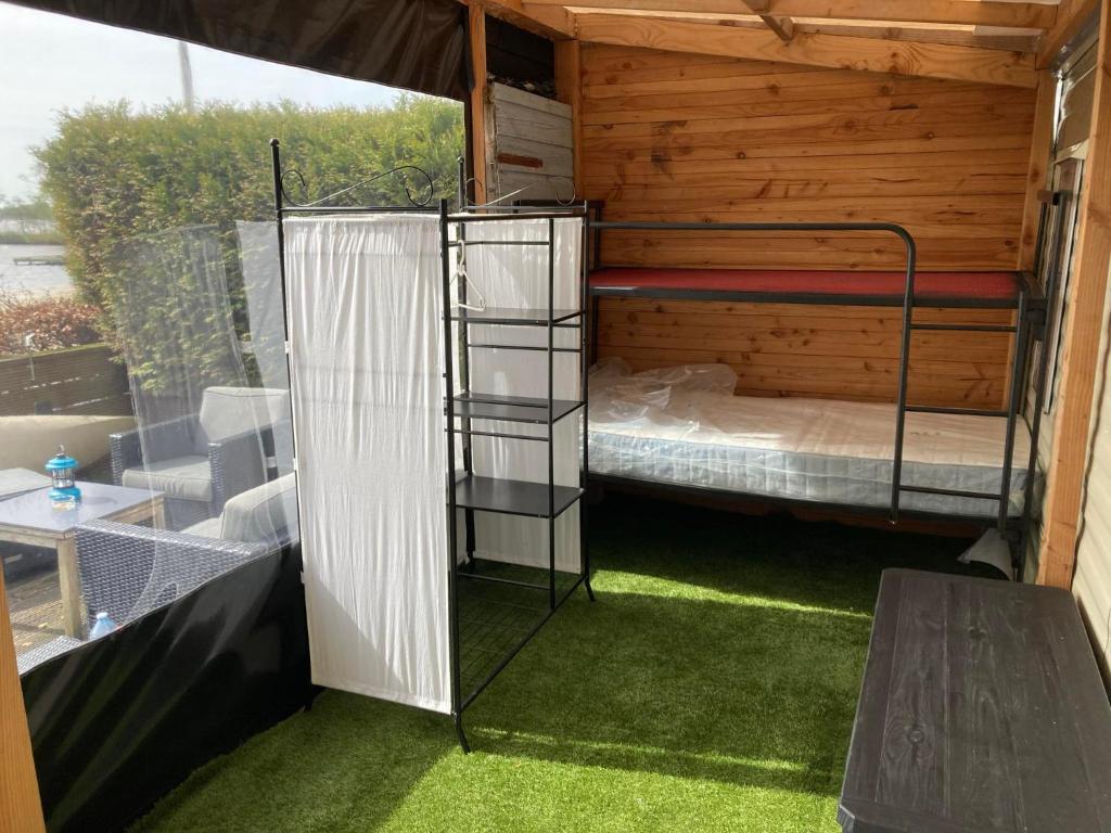 - une chambre avec des lits superposés dans une maison dans l'établissement Aqua Beach House, à Oudehaske