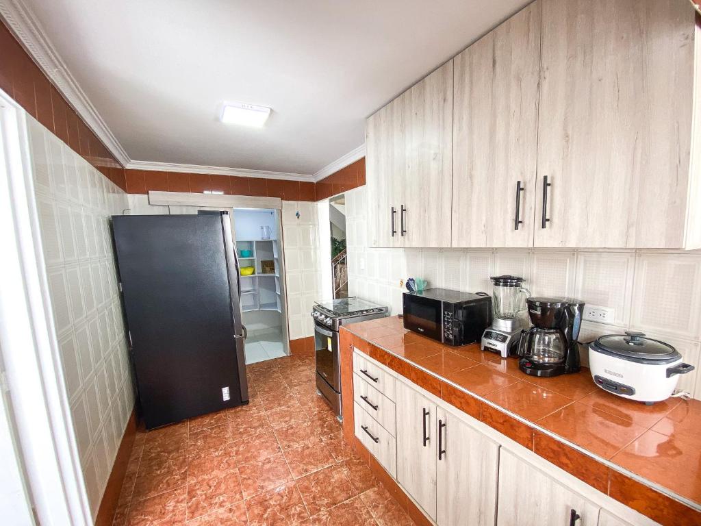 Kuchyň nebo kuchyňský kout v ubytování Casa con piscina privada en Cali, cerca a Cosmocentro