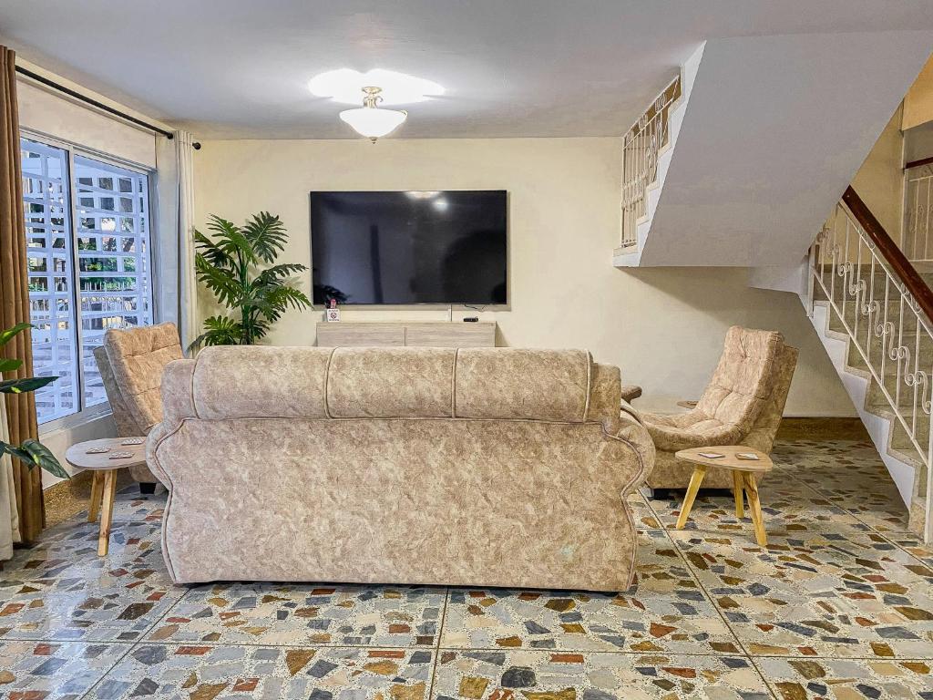 TV a/nebo společenská místnost v ubytování Casa con piscina privada en Cali, cerca a Cosmocentro