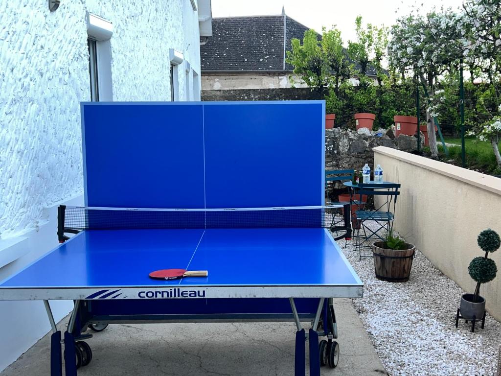 eine blaue Tischtennisplatte auf einer Terrasse in der Unterkunft STNAHOME 60110 Maison Champêtre aux Portes de Paris & SPA in Amblainville