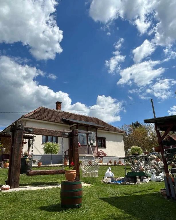 una casa con un prato davanti di Dolina mira a Knić