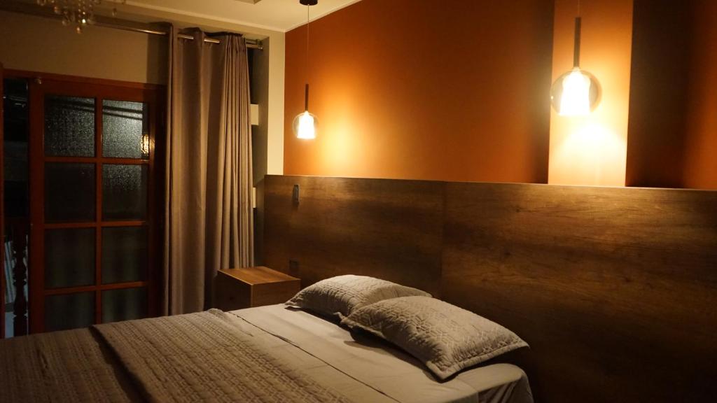 een slaapkamer met een bed met 2 kussens erop bij Ukumari Hotel in Chachapoyas