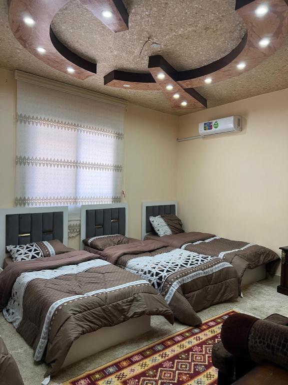 Postel nebo postele na pokoji v ubytování Bedouin family home