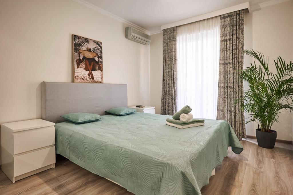 une chambre avec un lit avec un ours en peluche dessus dans l'établissement Moderne 2/3 Pièces près du Port, à Nice