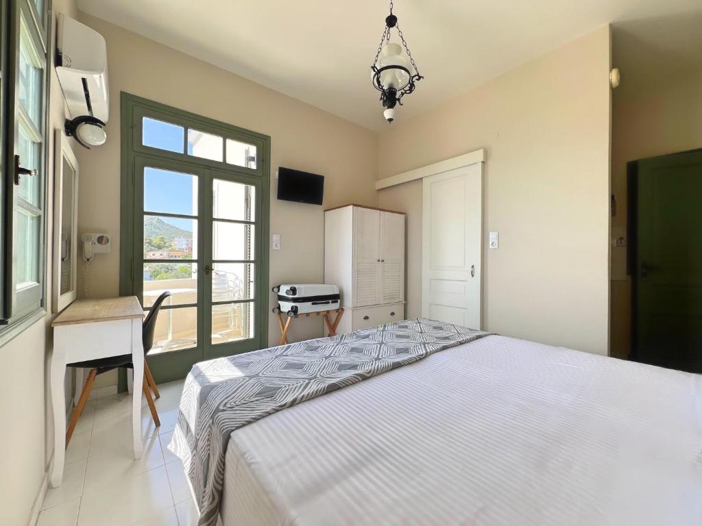 Postel nebo postele na pokoji v ubytování Kores Aegina