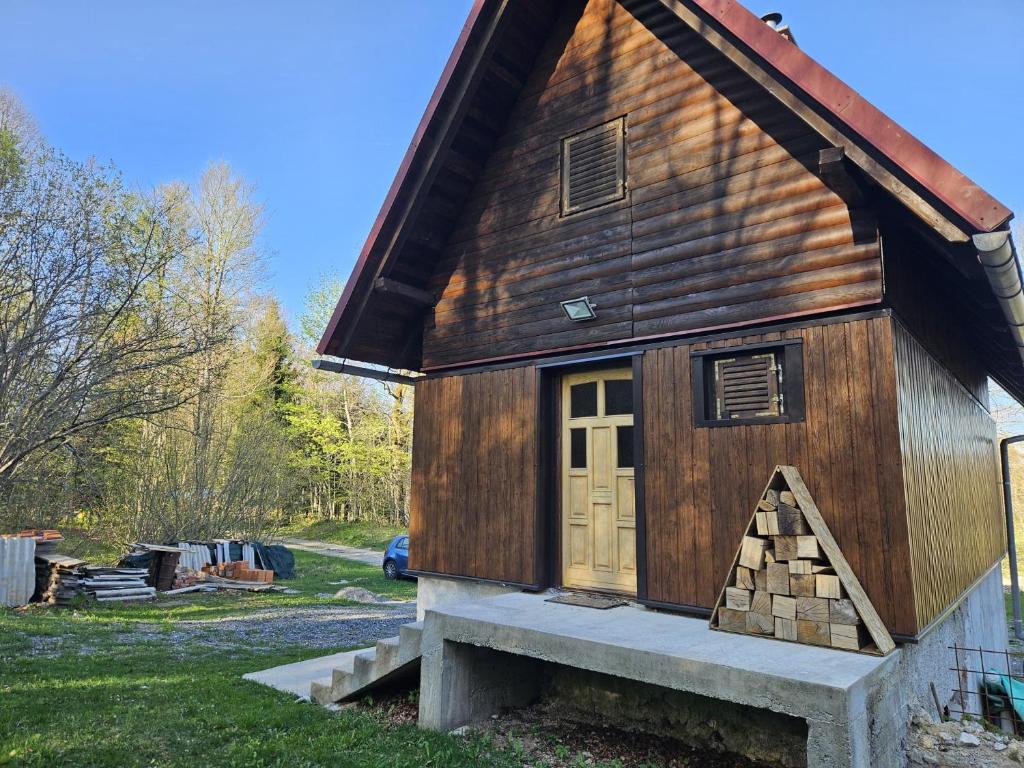 Una piccola casa su una fondazione con una porta di Koliba Japa a Delnice