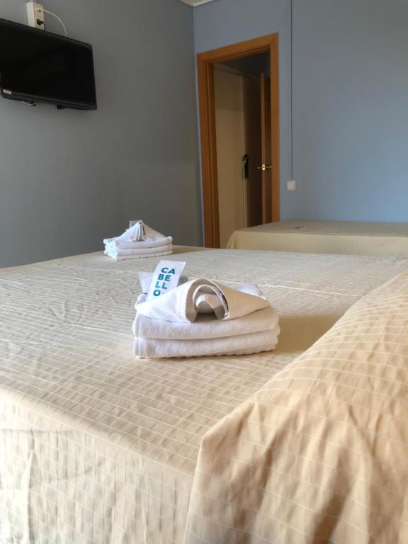 Postel nebo postele na pokoji v ubytování Hotel Sant Jordi