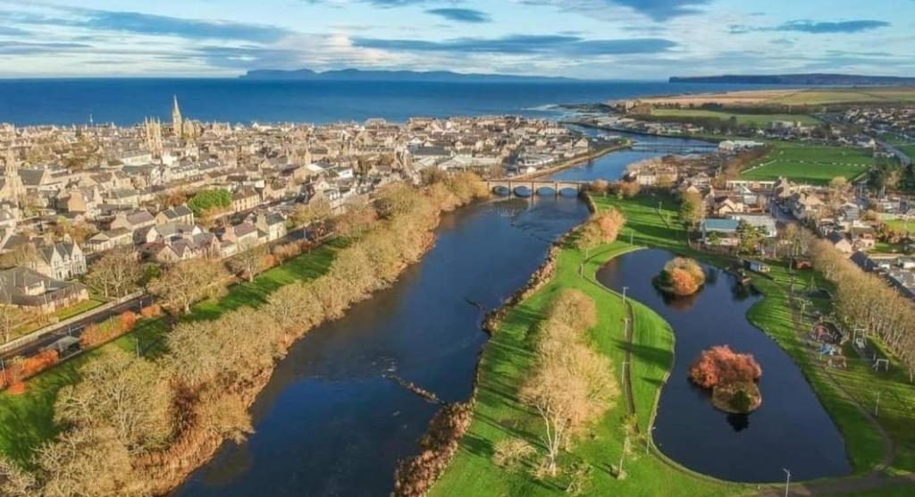 5 Riverside Place Thurso. 2 bed, 2 bathrooms. - Maison De Deux Chambres