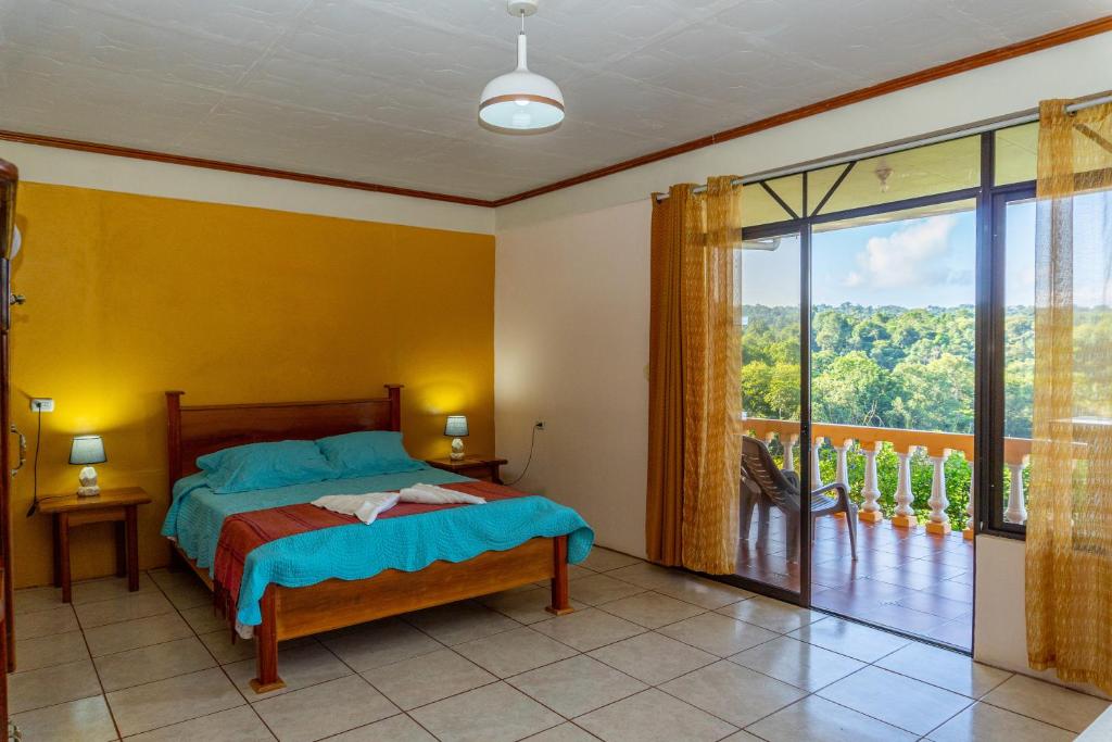 Postel nebo postele na pokoji v ubytování Villa Manolo Lodge, Ocean and Forest View