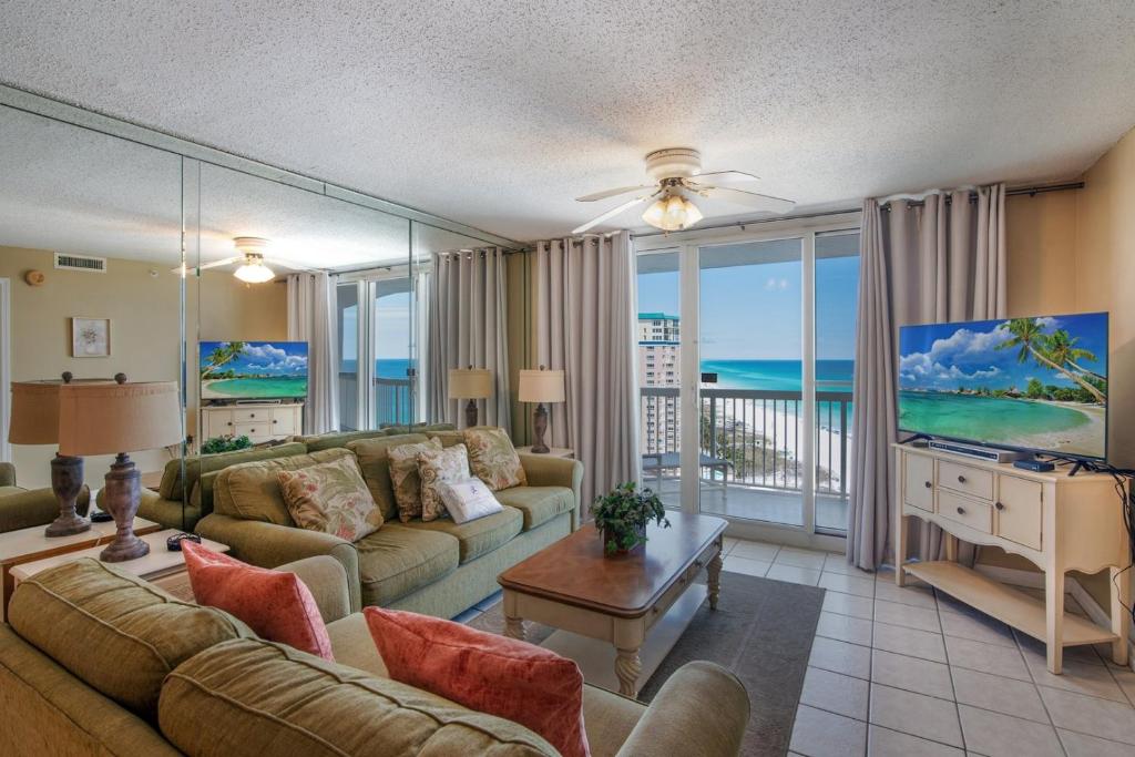 een woonkamer met een bank en een flatscreen-tv bij Pelican Beach 1612 condo in Destin