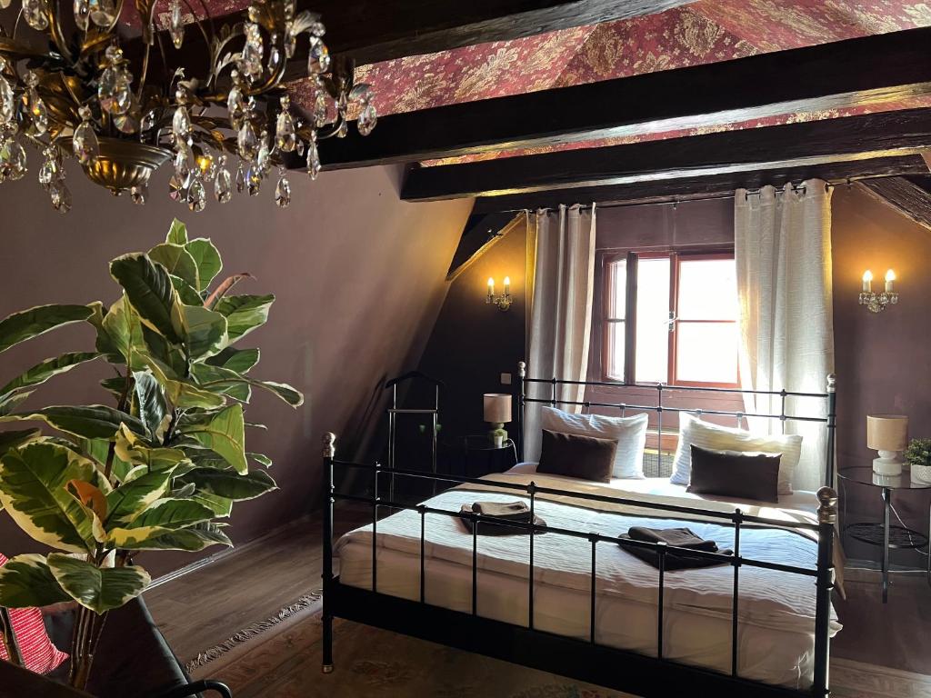 Katil atau katil-katil dalam bilik di 2-Floor Traditional Prague Apartment