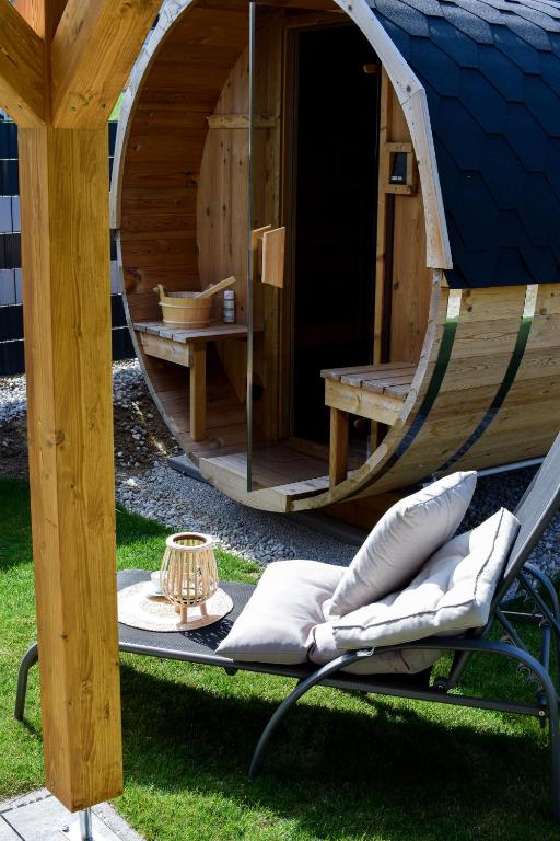 Aed väljaspool majutusasutust Chalet Stuhleckblick-Ferienhaus direkt an der Piste und mit eigener Sauna