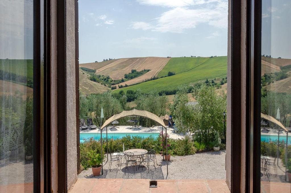 Bazén v ubytovaní Agriturismo Tenuta Belvedere alebo v jeho blízkosti