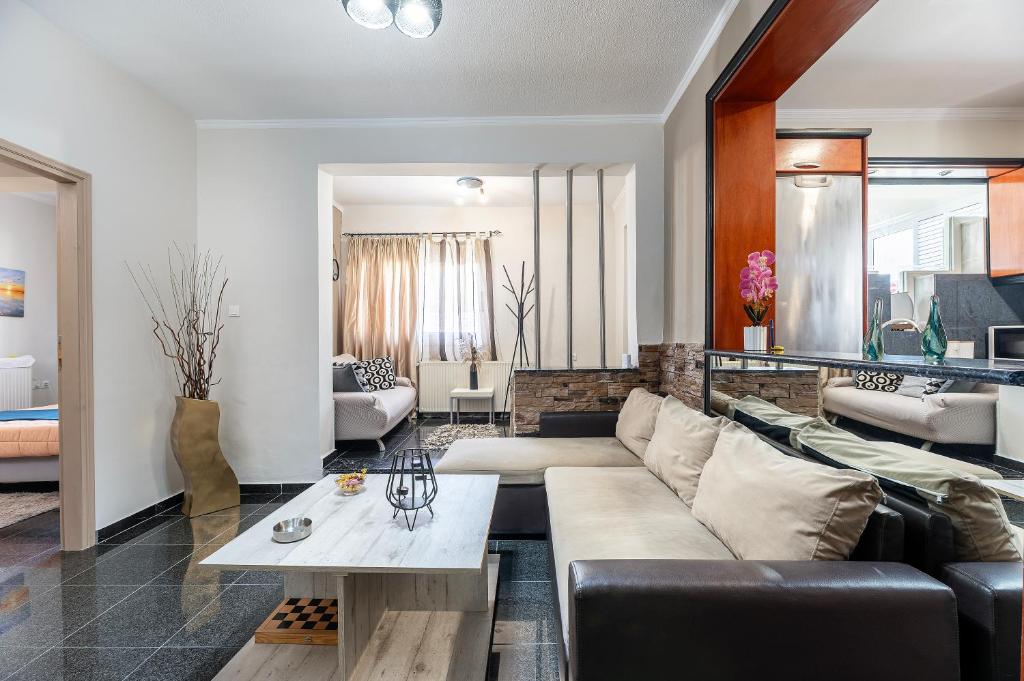 un soggiorno con un divano e un tavolo di Sun & Waves Beachfront Suite a Lampi