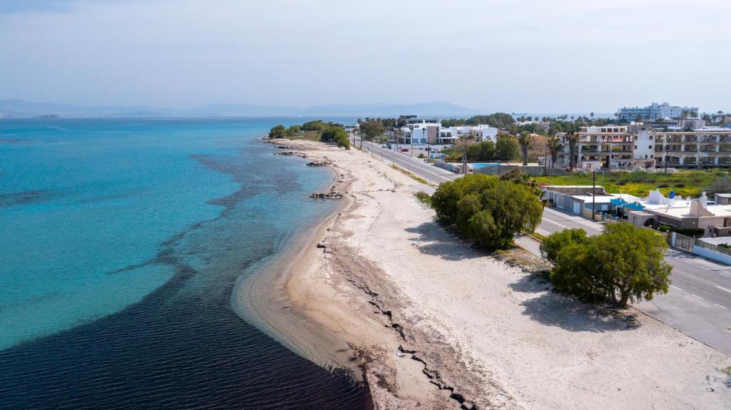 una vista aerea di una spiaggia vicino all'acqua di Sun & Waves Beachfront Suite a Lampi
