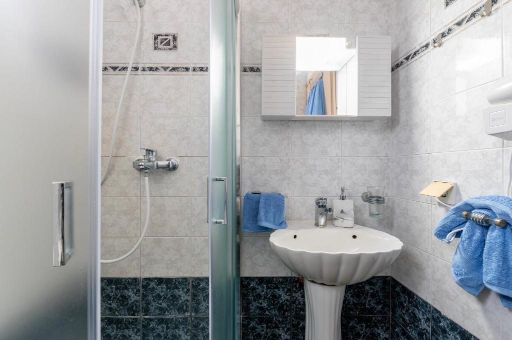 Bagno di Sun & Waves Beachfront Suite