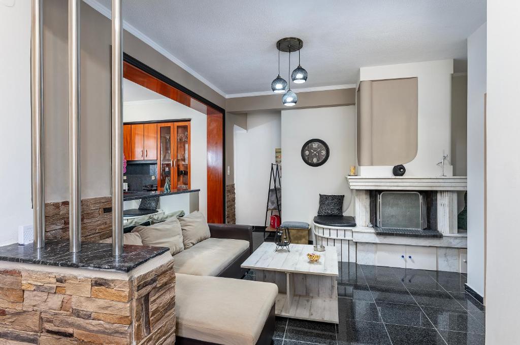 Cucina o angolo cottura di Sun & Waves Beachfront Suite