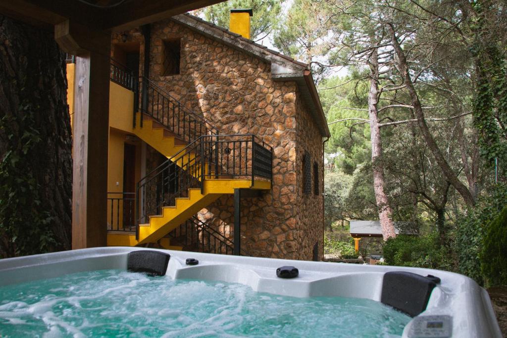 jacuzzi frente a un edificio en 'El Mirador de Sotillo', un Oasis de Confort con Piscina y Jacuzzis, en Sotillo de la Adrada