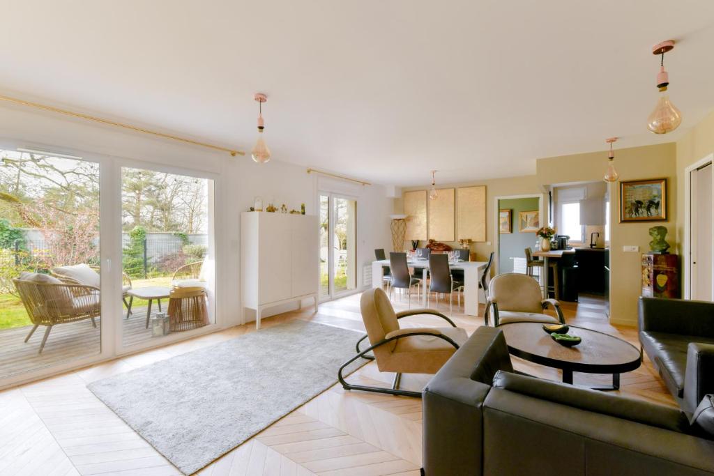 un salon avec un canapé et une table dans l'établissement EXIGEHOME-Comme une maison avec jardin et parking privé, à Versailles