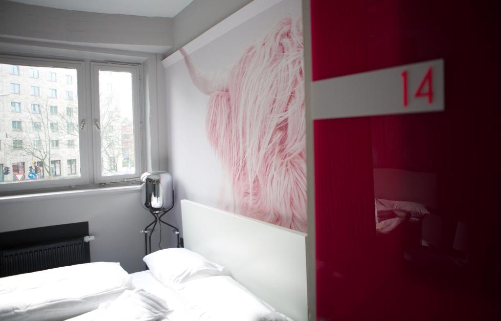 ハンブルクにある@friends by CitySurferの赤い壁のベッドルーム1室(ベッド1台付)
