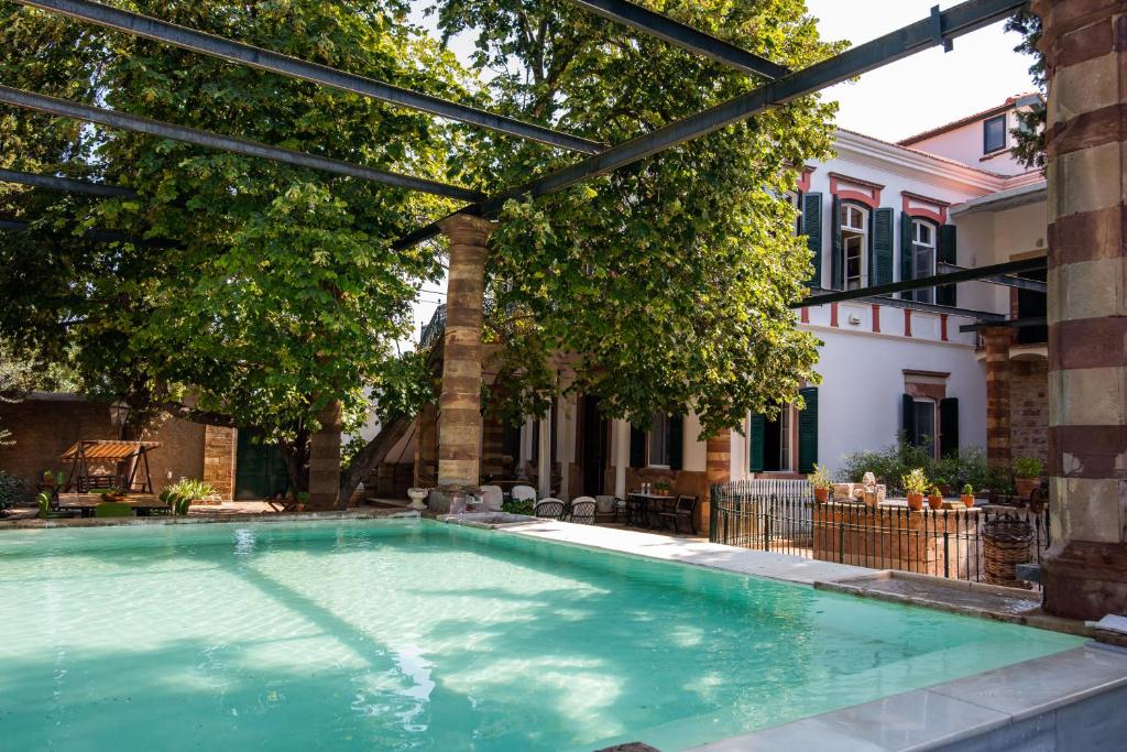 una piscina frente a una casa en Calvocoressi Estate, en Chios