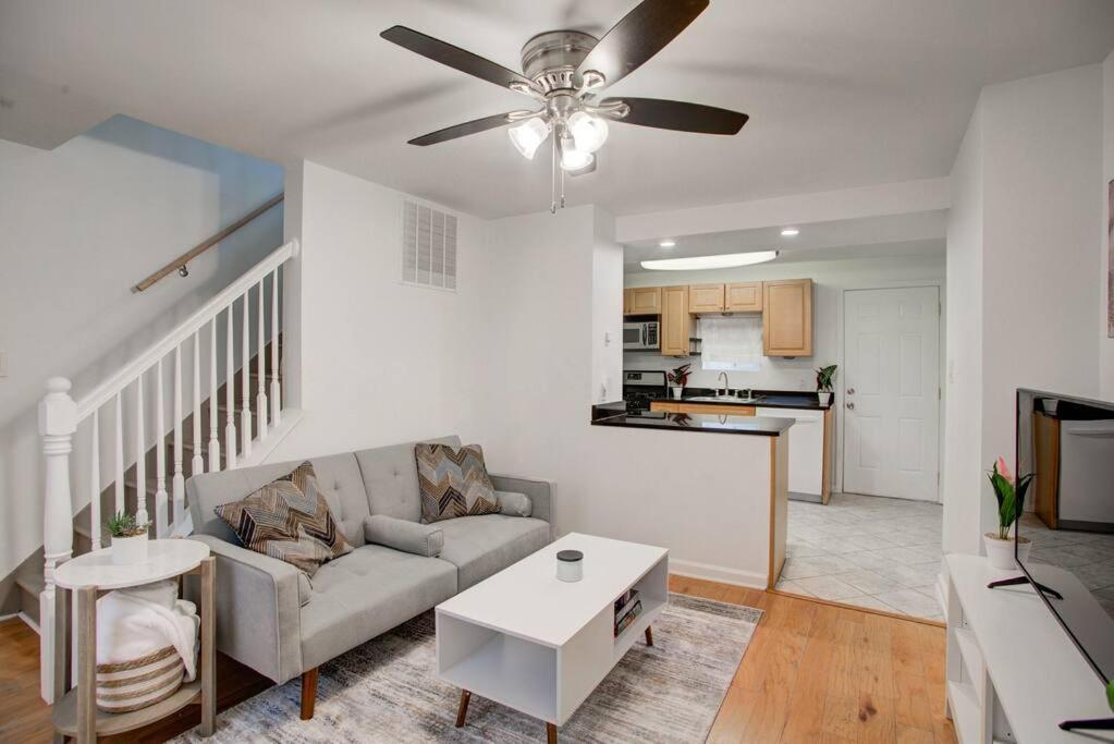 uma sala de estar com um sofá e uma ventoinha de tecto em Cozy Lux 3bd House Heart of Fishtown Sleeps 8 em Filadélfia