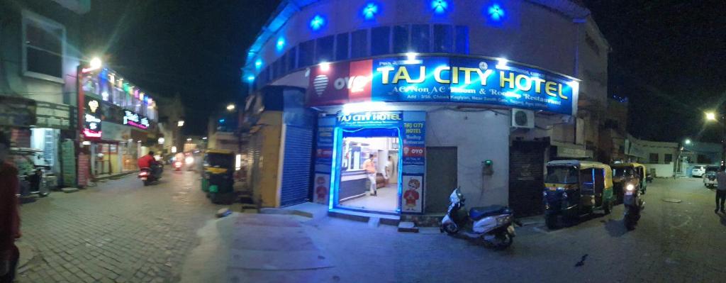 ein Gebäude in einer Stadtstraße in der Nacht in der Unterkunft Taj City Hotel in Agra