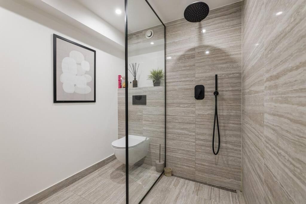 Koupelna v ubytování 102sqm exclusive loft in trendy Noblessner Tallinn city