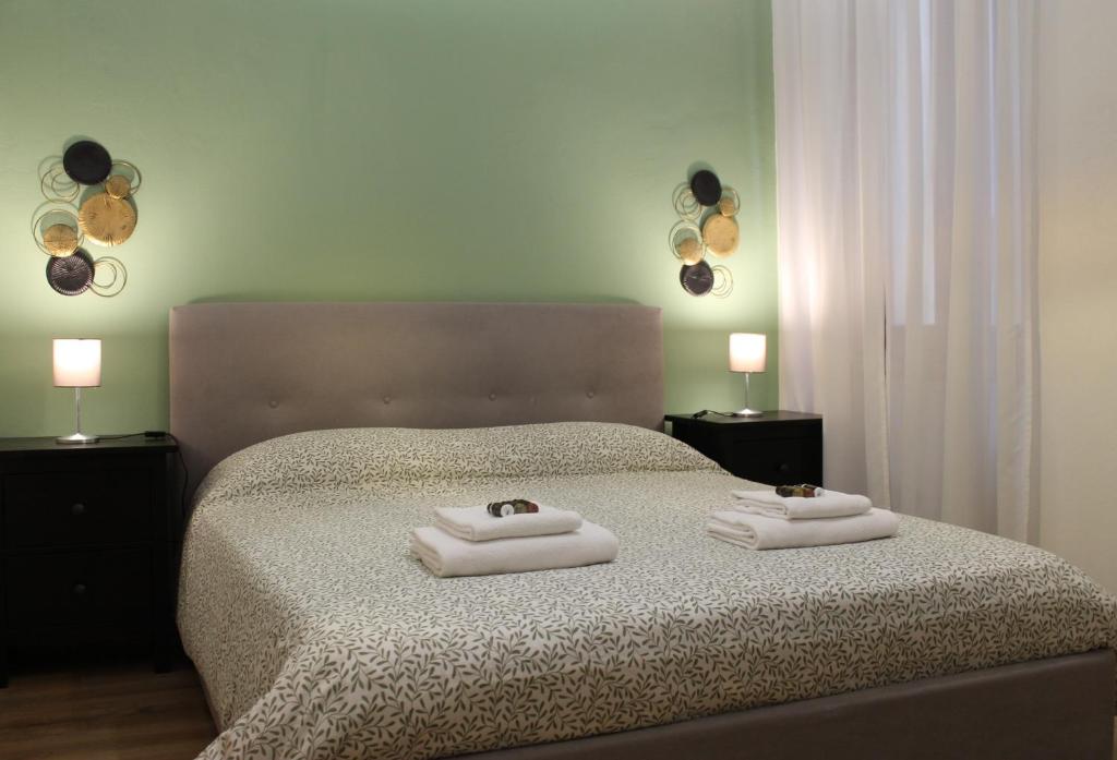 1 dormitorio con 1 cama con 2 toallas en Residenza Duomo, en Verona