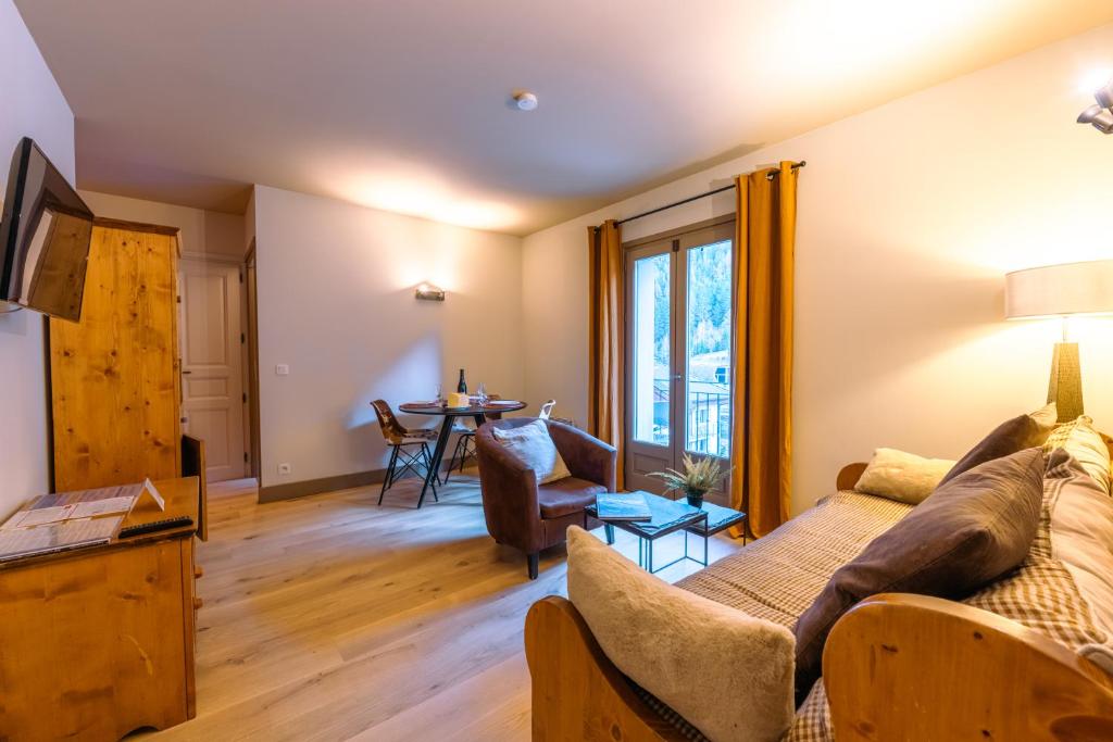 sala de estar con sofá y mesa en Vallorcine Apartments - Happy Rentals, en Vallorcine