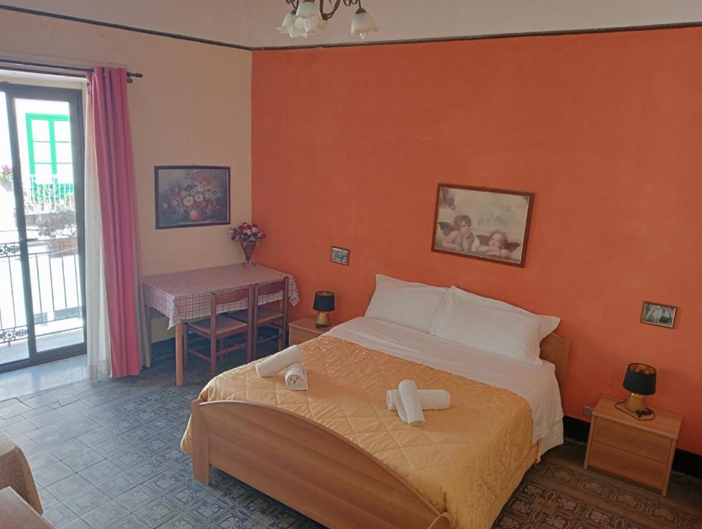 une chambre d'hôtel avec un lit et une table dans l'établissement La locanda, à Cefalù