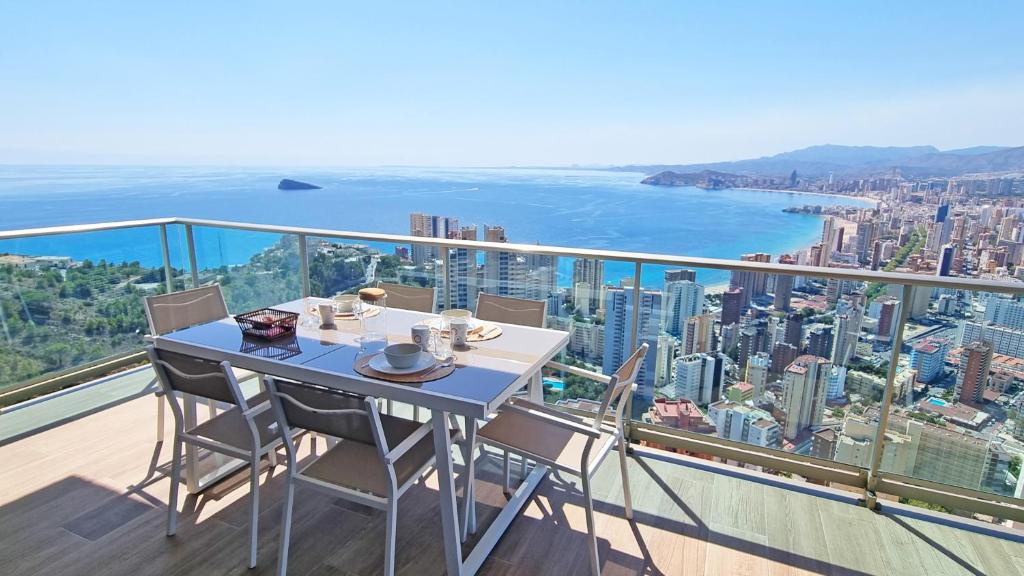 una mesa en un balcón con vistas a la ciudad en Skyscraper apartment with panoramic views - floor 38, en Benidorm