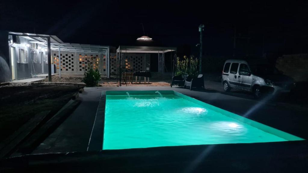 una piscina en un patio por la noche en Cabañas tu despertar en Oro Verde