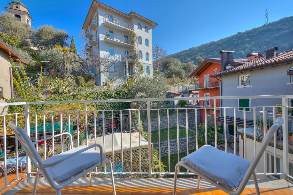 een paar stoelen op een balkon bij Appartamento Miorelli - Happy Rentals in Nago-Torbole