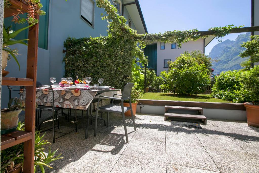 eine Terrasse mit einem Tisch und Stühlen in einem Gebäude in der Unterkunft Elegance Suite Isabella in Riva del Garda
