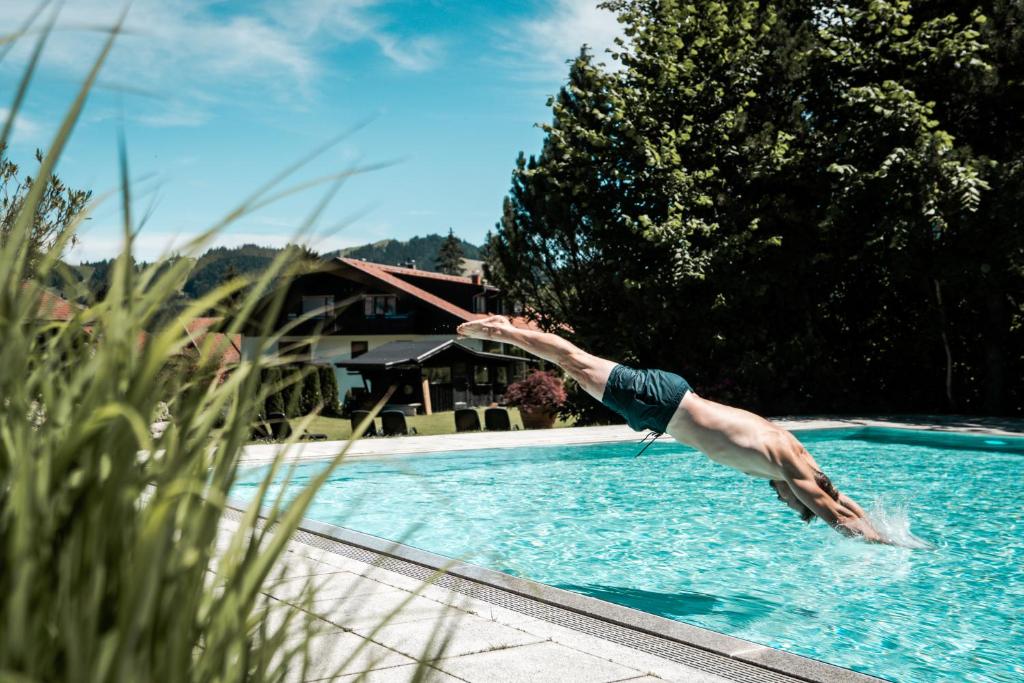 Bazén v ubytování Alpin & Wellness Resort Hotel Ludwig Royal nebo v jeho okolí