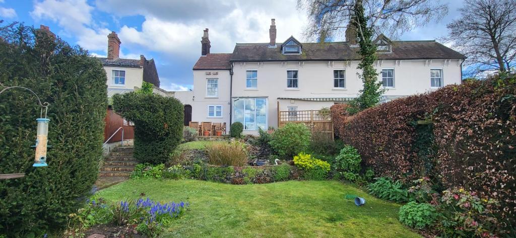 una grande casa bianca con un giardino di fronte di Lovely 3 bed house with amazing city views & free parking a Norwich