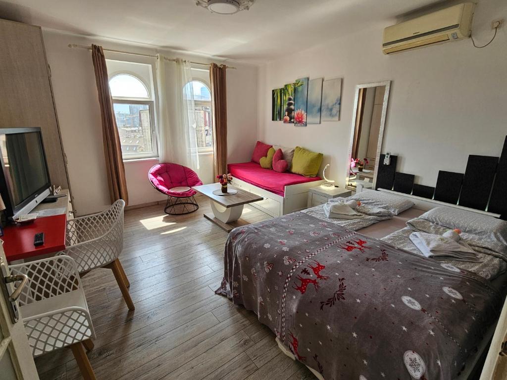 une chambre avec un lit et un salon dans l'établissement Matea apartman, à Belgrade