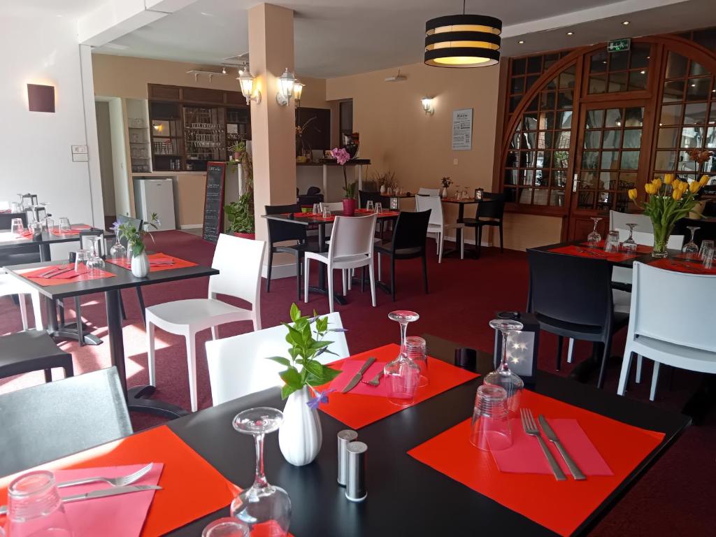 Restaurant ou autre lieu de restauration dans l&#39;établissement Hôtel La Gravenne