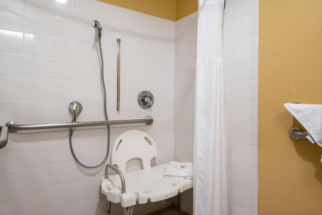 La salle de bains est pourvue d'une douche et de toilettes. dans l'établissement Super 8 by Wyndham Salisbury, à Salisbury