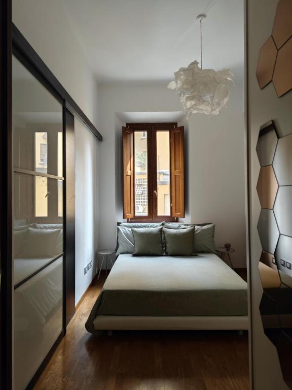 una camera da letto con un letto e una finestra di Fluère - Via Riva Reno a Bologna