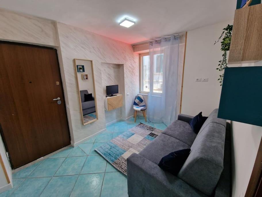 ein Wohnzimmer mit Sofa und Tür in der Unterkunft Znc Holiday House in Cetara