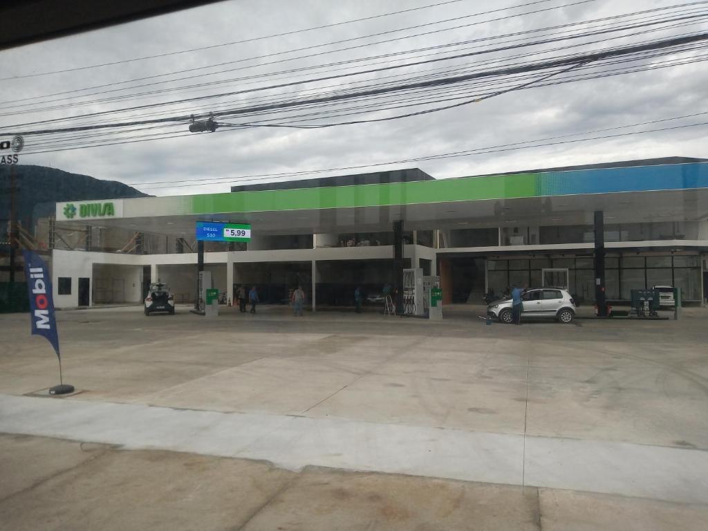 un distributore di benzina con un'auto parcheggiata in un parcheggio di Casa da Ruthemar-Suite para 2 pessoas a São Sebastião