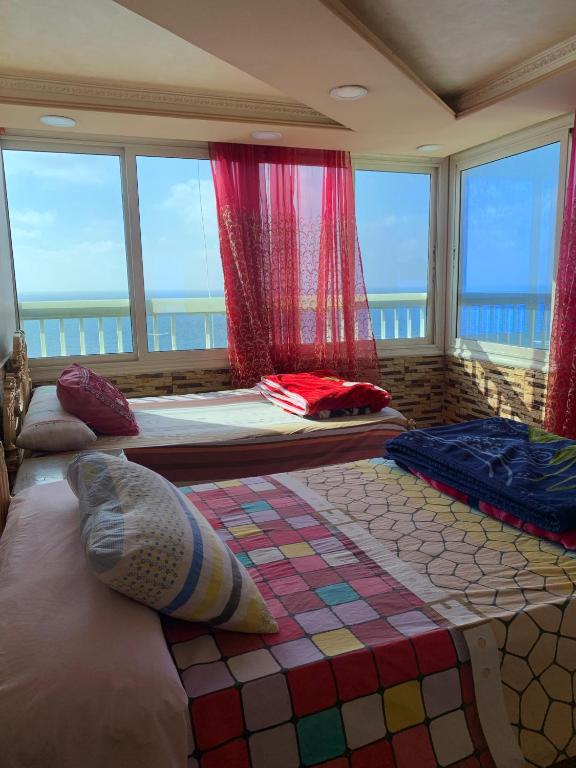 Duas camas num quarto com vista para o oceano em A luxury apartment in Alexandria em Alexandria