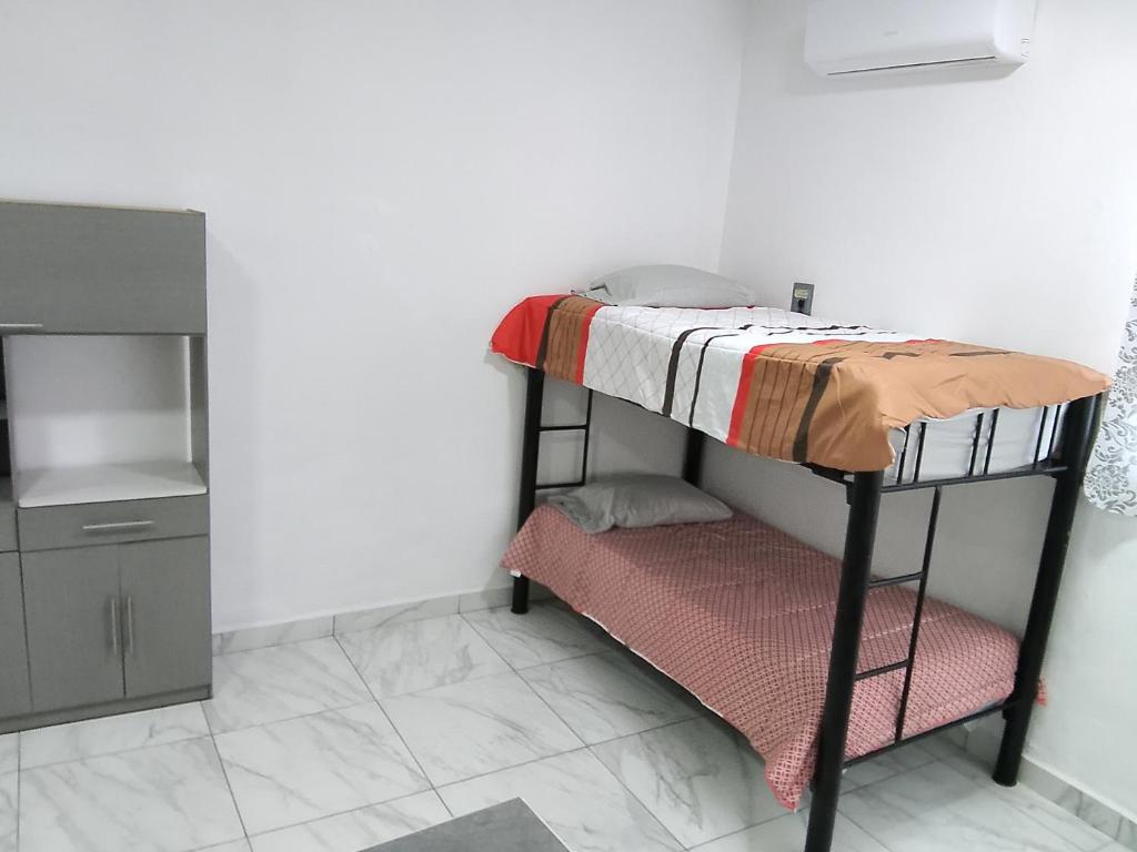 科蘇梅爾的住宿－Hermoso departamento，一间小房间,配有双层床和橱柜