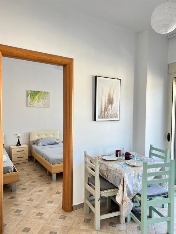 una camera con tavolo, letto e specchio di LunaSol seaside Apartments a Durrës